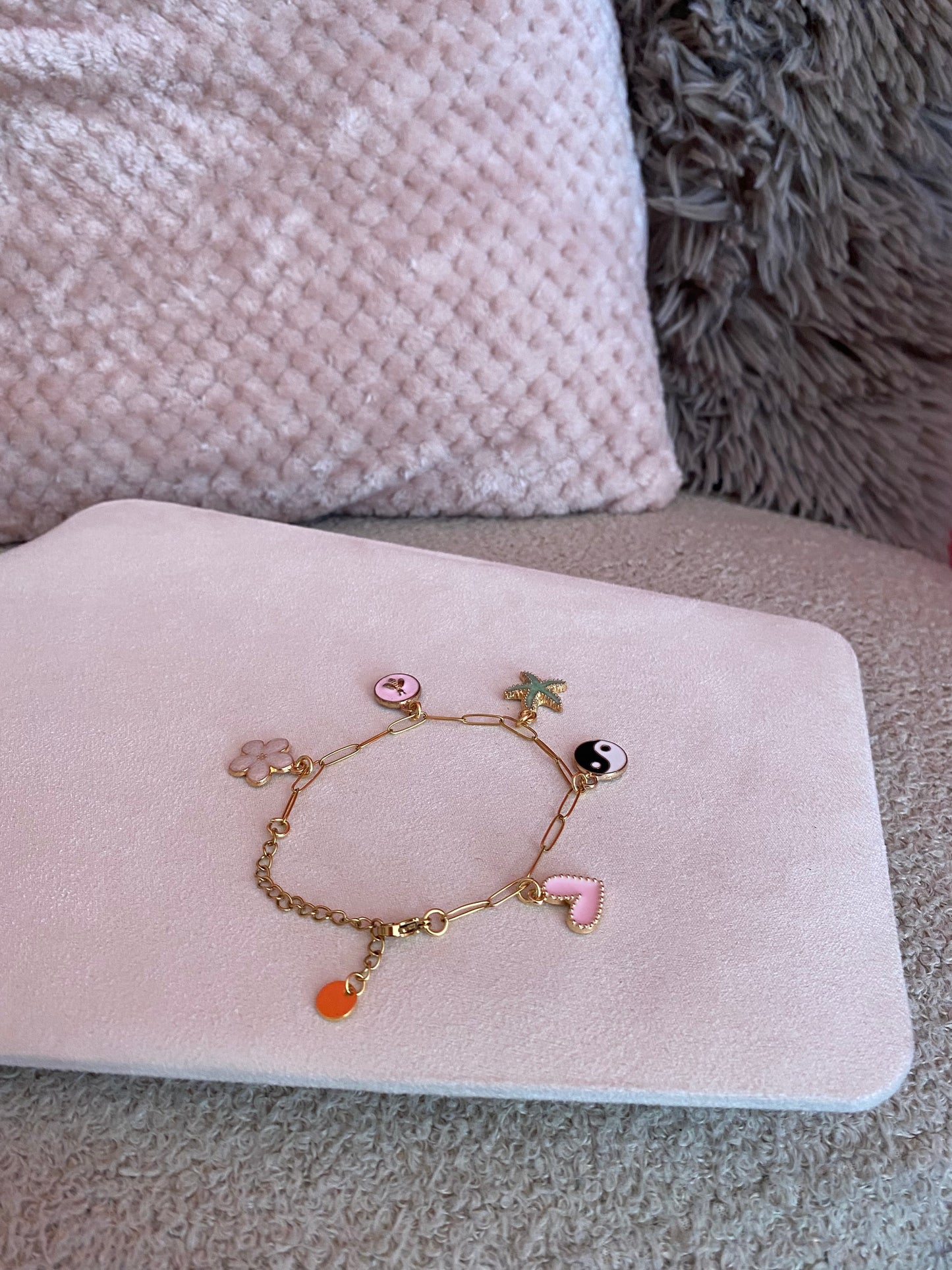 Charmy Armband - May Edition